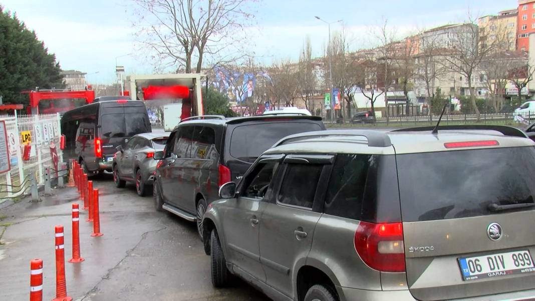 İstanbul’a gökten çamur yağdı! Oto yıkamacılar bayram etti 15